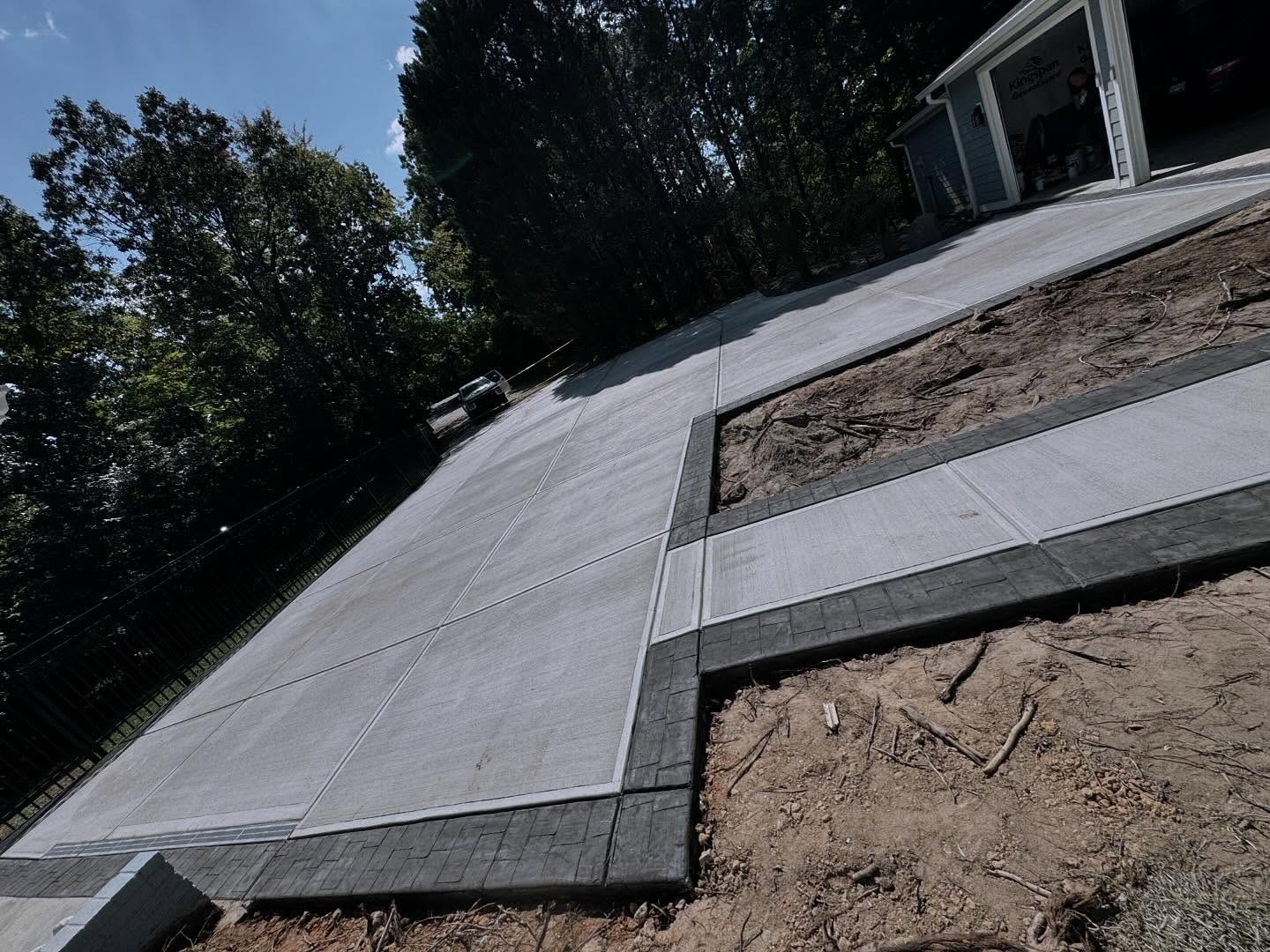 Liquid Rock project: Driveway with stamped border